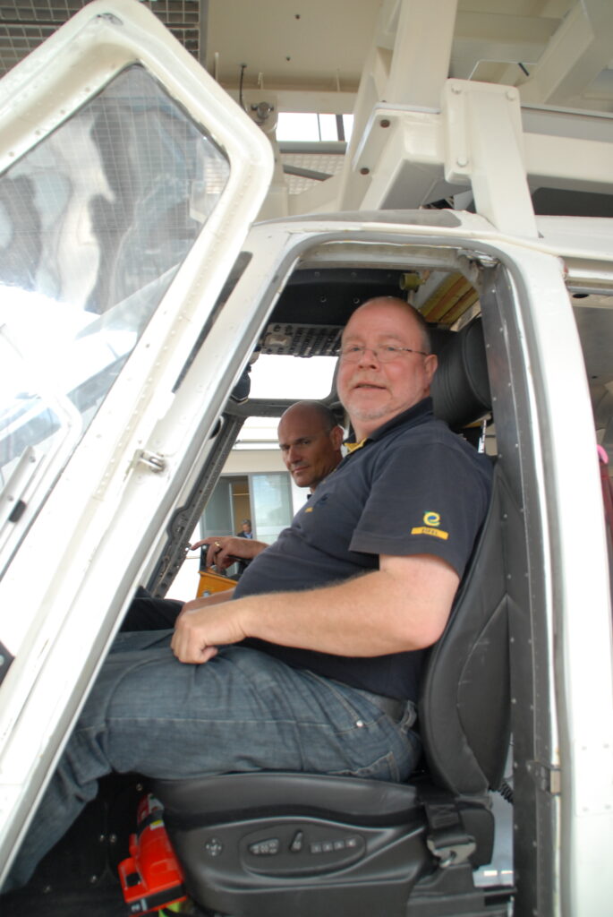 Neugierig, tatkräftig und stets bereit, sich auf Neues einzulassen: Bei einem Besuch der Bergwacht in Bad Tölz nahm Rolf Zimmermann auch im Cockpit eines Hubschrauber-Simulators Platz. Über viele Jahre leitete er selbst die Bergwacht im Kreis Euskirchen. Foto: Manfred Lang/pp/Agentur ProfiPress
