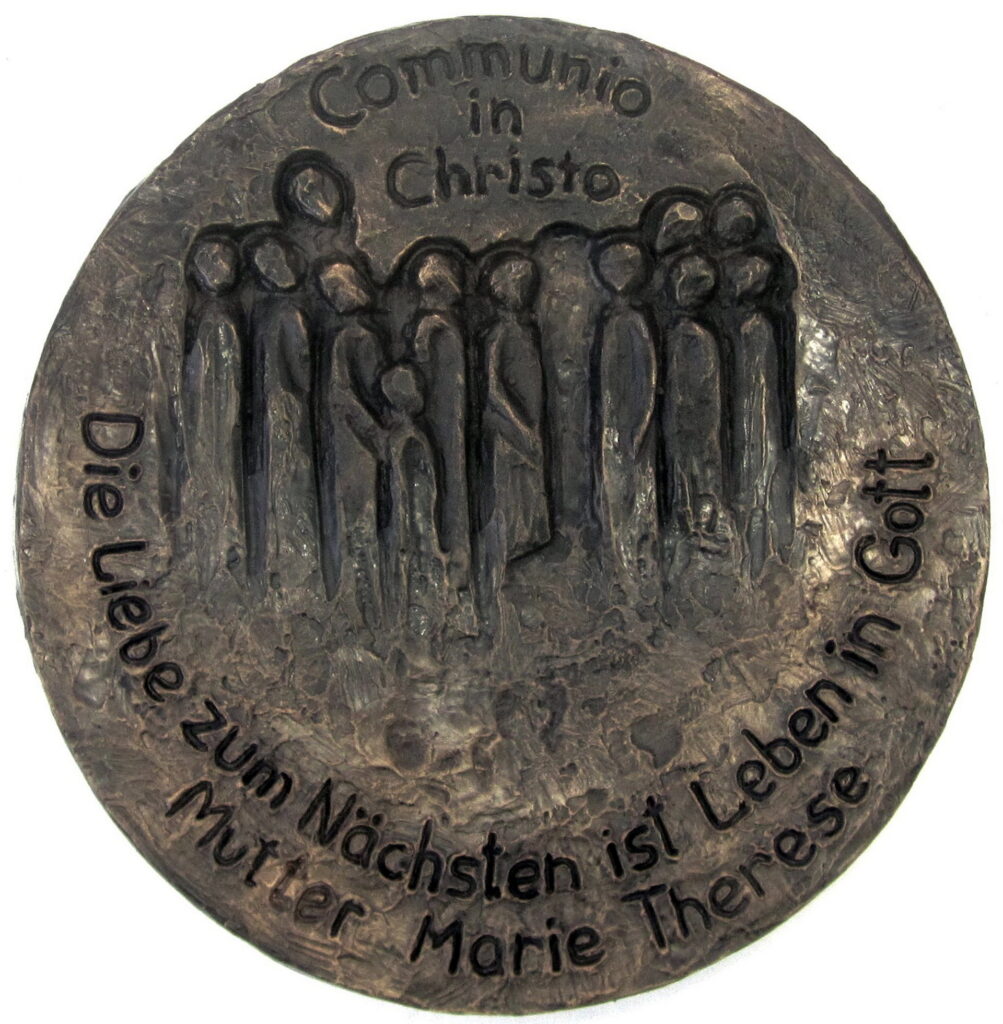 Dieses kleine Kunstwerk soll künftig große Verdienste würdigen: Die Bronzeplakette „Communio in Christo“ nach einem Entwurf des bayerischen Bildhauers Hans Wurmer wird ab 2026 jährlich an einen Menschen verliehen, der sich in besonderer Weise um die Communio, ihr Sozialwerk oder Werke tätiger Nächstenliebe verdient gemacht hat. Die erste Preisverleihung ist für den 8. Dezember 2026 vorgesehen. Foto: Maria Harms/Communio in Christo/pp/Agentur ProfiPress