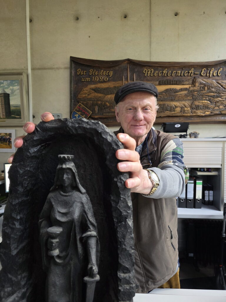 Bruno Grobelny präsentiert die schwarze Barbara, die einst als Dank für die große Euskirchener Polenhilfe Anfang der 1980er-Jahre überreicht wurde. Die aus Steinkohle gehauene Figur erinnert zugleich an Bergbautradition, Glauben und gelebte Solidarität. Foto: Manfred Lang/pp/Agentur ProfiPress