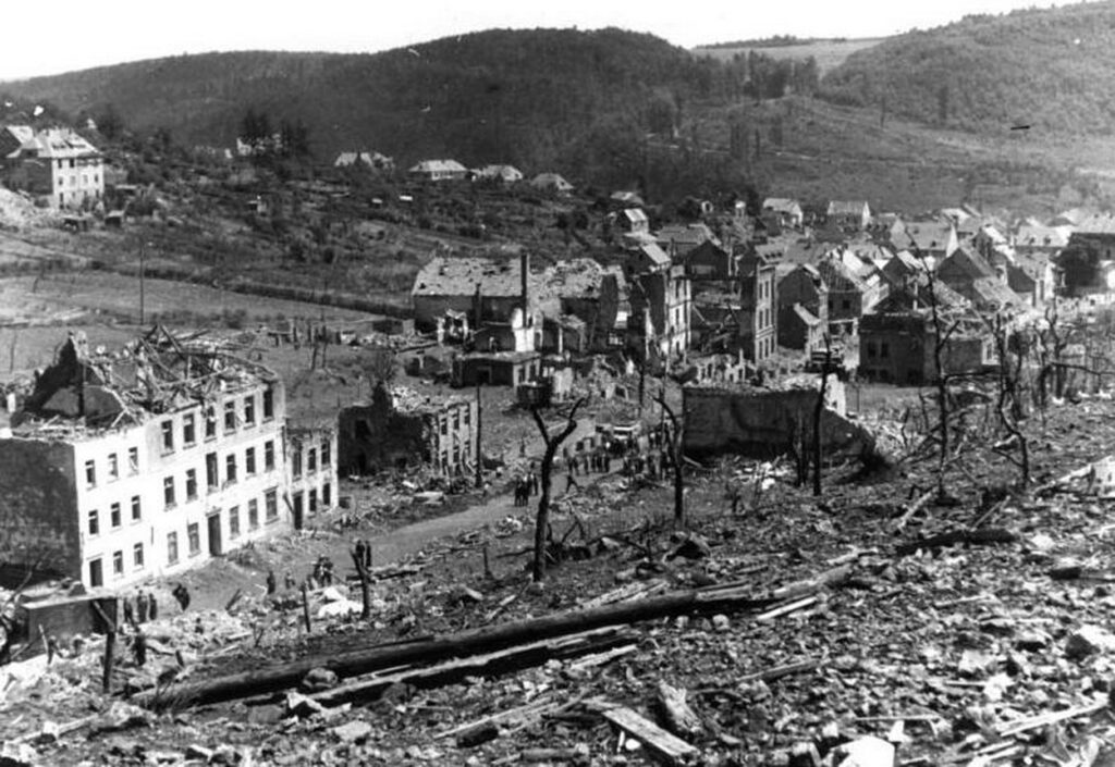Eine Katastrophe, deren Spuren bis heute sichtbar sind: Am 15. Juli 1949 explodierten im Kalvarienberg bei Prüm rund 500 Tonnen Sprengstoff. Zwölf Menschen starben, große Teile der Stadt wurden verwüstet. Das historische Ereignis bildet einen zentralen Resonanzraum von Norbert Scheuers neuem Roman „Holunderholz“. Foto: Bundesarchiv/Wikimedia Commons