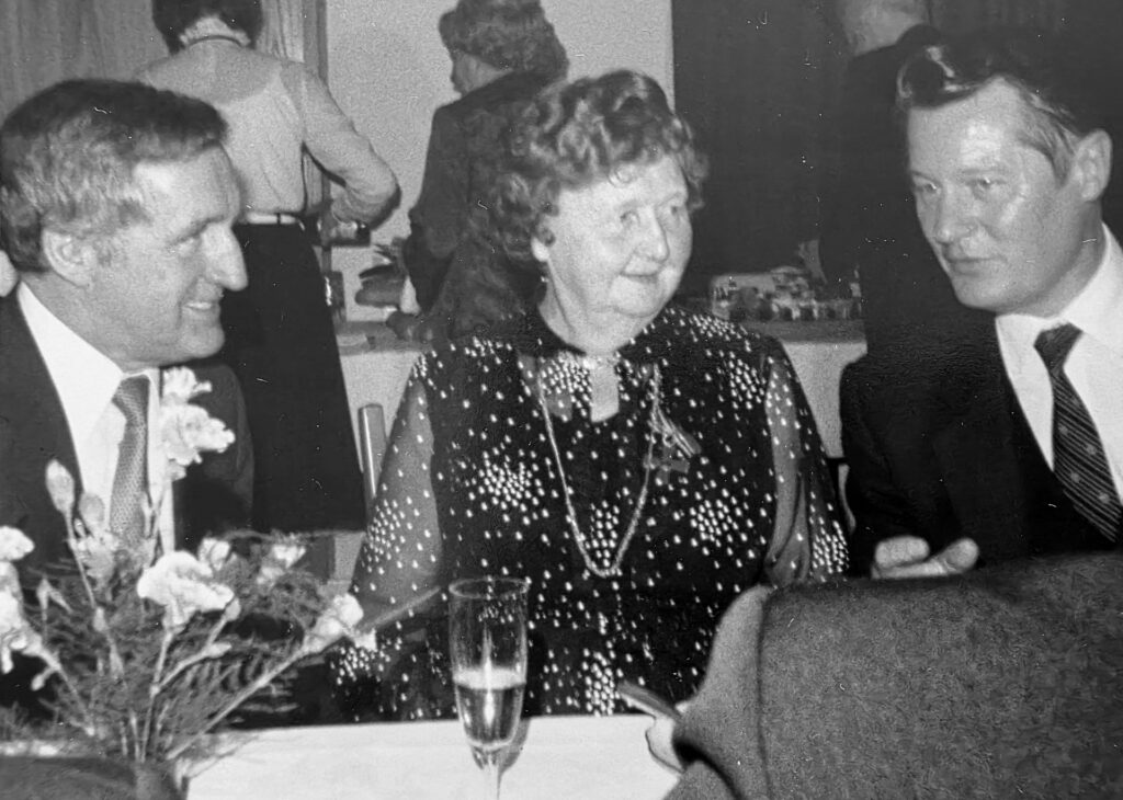 Christine Jannes erhielt 1982 im Kreiskrankenhaus Mechernich das Bundesverdienstkreuz am Bande. Die Auszeichnung würdigte mehr als vier Jahrzehnte Einsatz als Hebamme und ihre besondere Hilfsbereitschaft. Links Mechernichs Stadtdirektor Helmut Rosen, rechts Landrat Josef Linden aus Mechernich-Obergartzem. Foto: privat/pp/Agentur ProfiPress