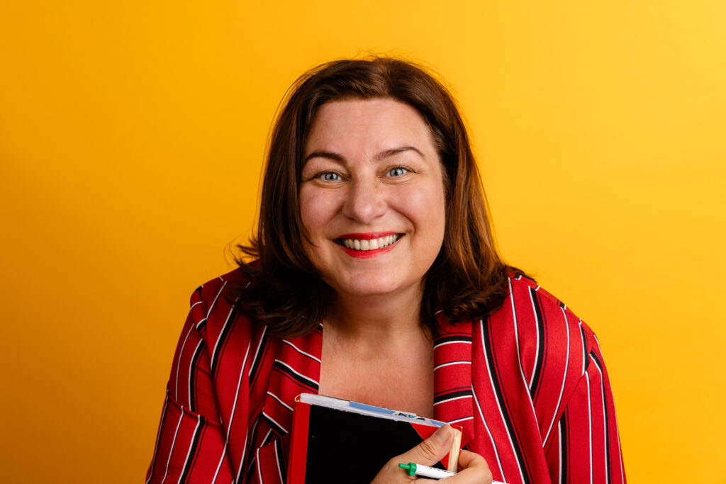Christina Bacher bringt für den „mörderischen Nachmittag“ auf dem Krewelshof sogar eine eigens für diesen Anlass geschriebene Kurzgeschichte mit. Foto: Simon Veith/pp/Agentur ProfiPress