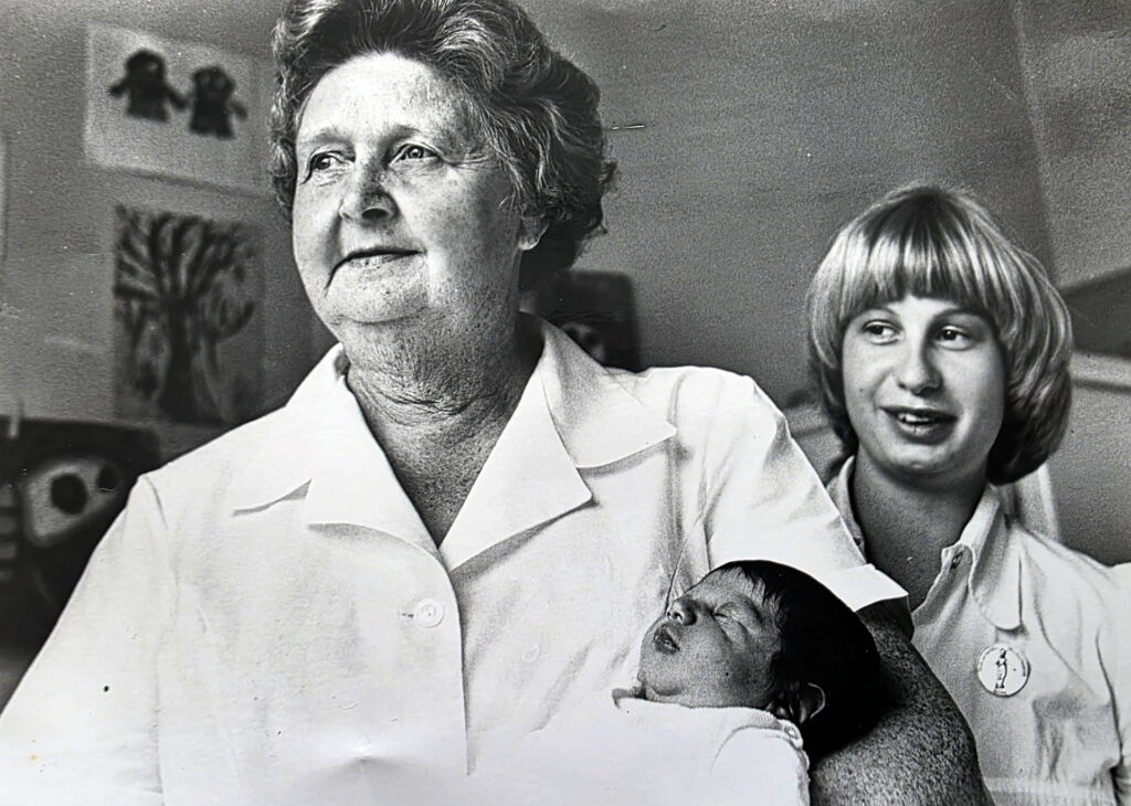 Christine Jannes mit einer Kollegin und einem Neugeborenen im Mechernicher Krankenhaus. Über Jahrzehnte war die Strempter Hebamme für Mütter, Kinder und Familien rund um den Bleiberg im Einsatz. Repro: privat/pp/Agentur ProfiPress
