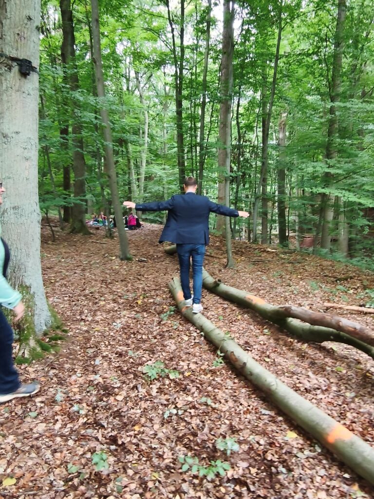 Eine Balance-Akt war es nicht für ihn: Im Wald fühlte sich der in der Eifel aufgewachsene Michael Fingel sofort wieder wie ein kleiner Junge. Foto: Kerstin Rottland/pp/Agentur ProfiPress