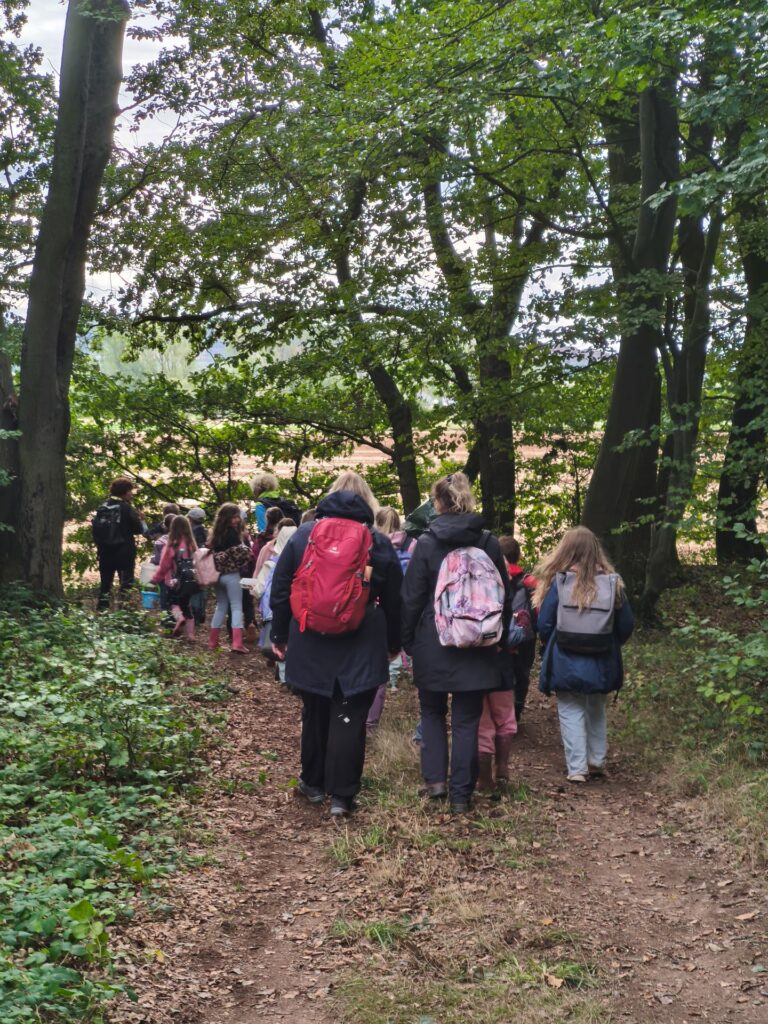 Müde aber glücklich: Mit vielen neuen Eindrücken wurde nach vier Stunden im Wald der Rückweg nach Lückerath angetreten. Foto: Kerstin Rottland/pp/Agentur ProfiPress