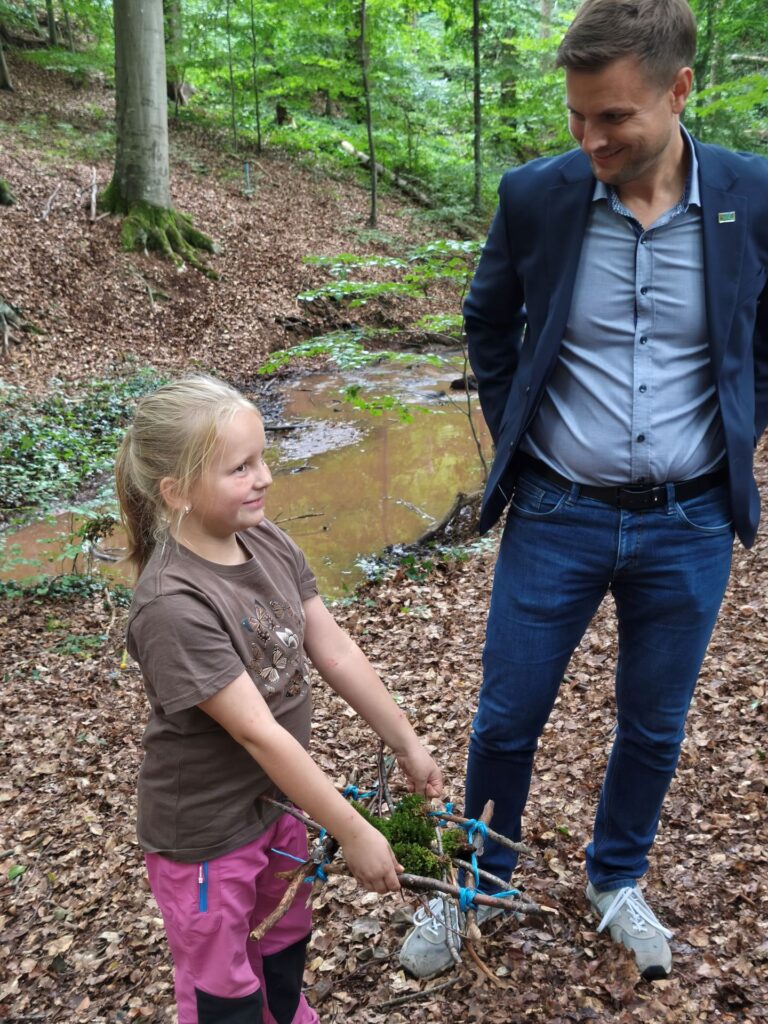 „Guck mal, das hab ich gebaut!“ Stolz präsentierten die Grundschulkinder Bürgermeister Michael Fingel am Bachlauf ihre selbst konstruierten Flöße. Foto: Kerstin Rottland/pp/Agentur ProfiPress