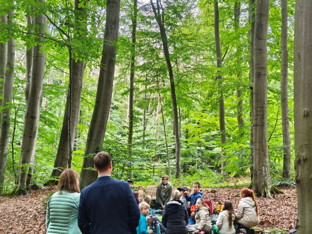 Beratung auf der Picknick-Plane: Beim Projekt DKidS entscheiden die Kinder in der Gruppe, was als nächstes gemacht wird – (fast) ganz ohne die Erwachsenen. Foto: Kerstin Rottland/pp/Agentur ProfiPress