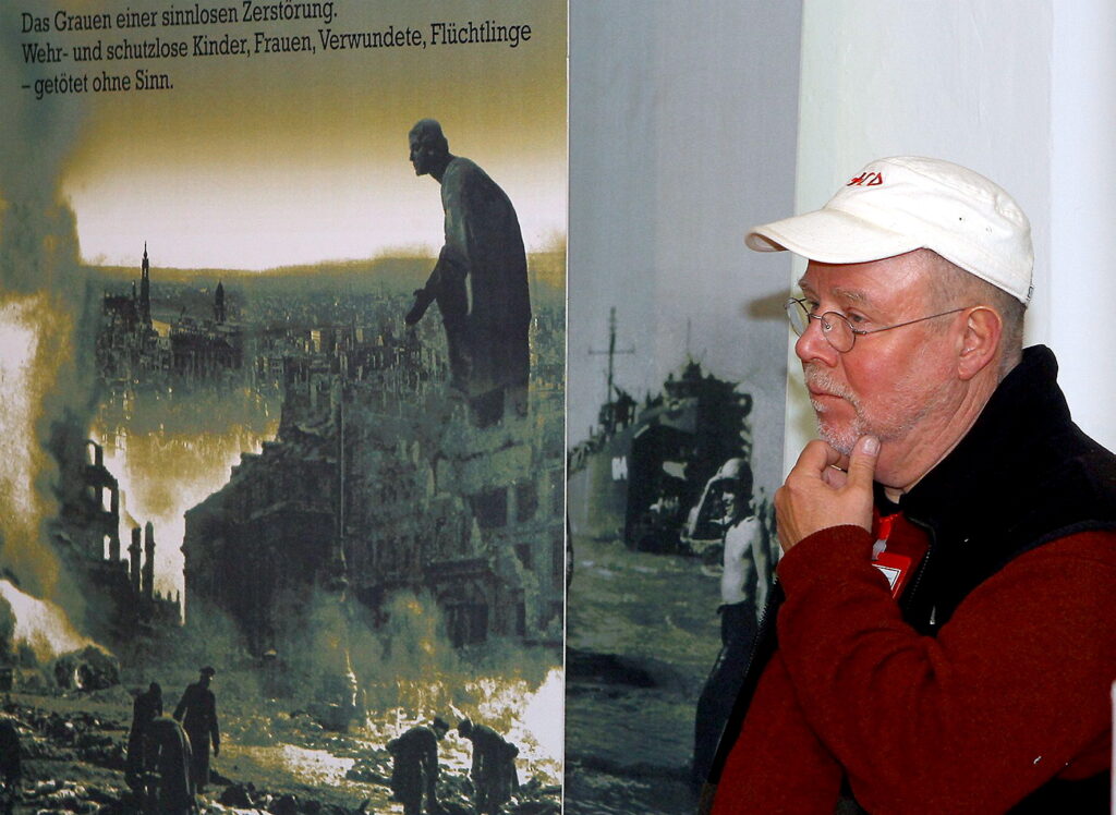 Mit dem Rotkreuz-Museum in Vogelsang schuf Rolf Zimmermann einen Ort, der aus dem Leid von Krieg, Flucht und Gewalt den Auftrag zu Menschlichkeit und Frieden ableitet. Vor den Bildern sinnloser Zerstörung wird der sonst so tatkräftige Macher zum nachdenklichen Betrachter. Foto: Archiv/pp/Agentur ProfiPress