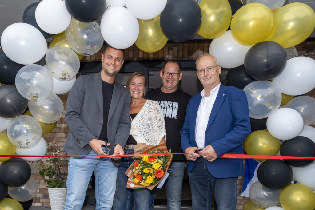 Bürgermeister Michael Fingel (v.l.), Sandra Stürzenberger, Heinz Loosen und Ex-Bürgermeister Dr. Hans-Peter Schick durchschnitten gemeinsam das rote Band und eröffneten damit offiziell das neue Dorfgemeinschaftshaus. Foto: Ronald Larmann/pp/Agentur ProfiPress