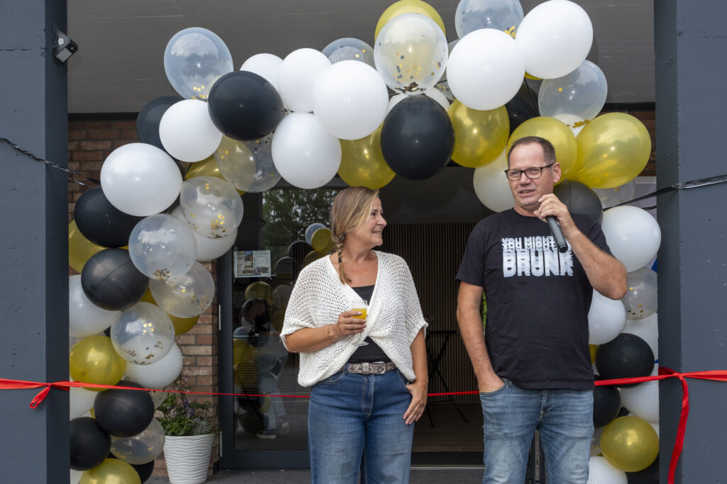 Sandra Stürzenberger (l.), Vorsitzende des Bürgervereins, und „Bauleiter“ Heinz Loosen begrüßten die Gäste zur Eröffnung des neuen Dorfgemeinschaftshauses in Breitenbenden. Foto: Ronald Larmann/pp/Agentur ProfiPress