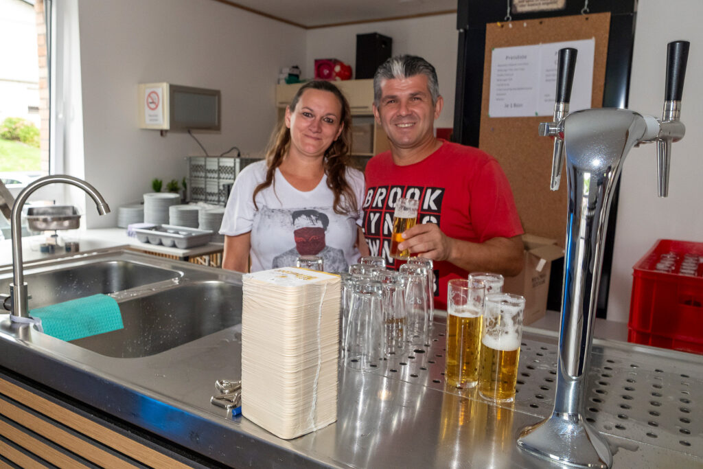 Kühle Getränke zum Einstand: Anamarija und Petar Grgic sorgten bei der Eröffnungsfeier hinter der Theke dafür, dass niemand durstig blieb. Foto: Ronald Larmann/pp/Agentur ProfiPress