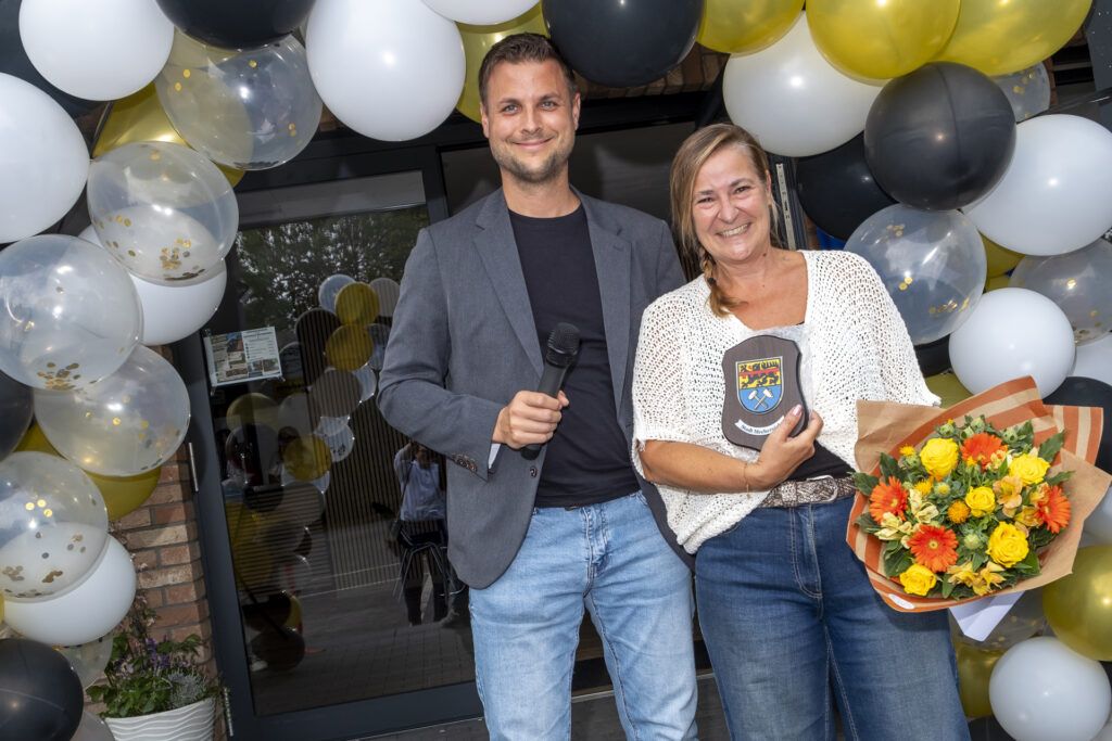Ein Stück Stadt fürs neue Haus: Bürgermeister Michael Fingel überreichte Sandra Stürzenberger zur Eröffnung ein Stadtwappen, das künftig einen Platz im Dorfgemeinschaftshaus finden soll. Foto: Ronald Larmann/pp/Agentur ProfiPress