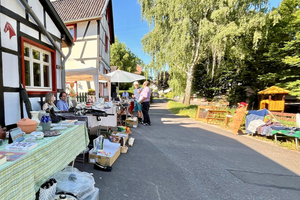 Am 6. September findet der mittlerweile vierte Hof- und Garagentrödel in Mechernich-Lückerath statt. Mit etwas Glück können Besucherinnen und Besucher neue Lieblingsstücke entdecken. Foto: Veranstalter/pp/Agentur ProfiPress
