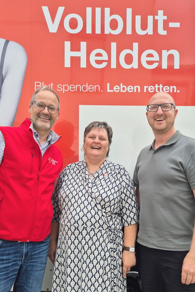 Gut gelaunt für den guten Zweck: (v. l.) der DRK-Kreisgeschäftsführer Rolf Klöcker, die Caritas-Vorstandssprecherin Ute Stolz und der Schleidener Bürgermeister Info Pfennings zogen an einem Strang, um benötigte Blutspenden in Schleiden zu sammeln. Foto: Privat/pp/Agentur ProfiPress