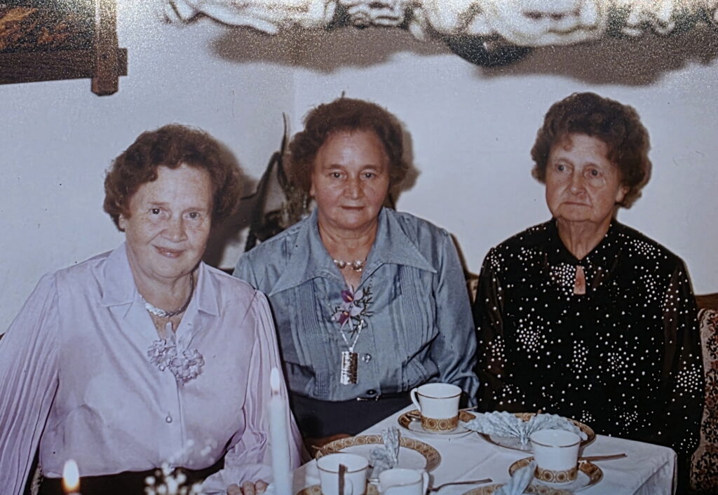 Christine Jannes lebte in Strempt mit ihren Schwestern Gertrud und Maria zusammen. Die drei Frauen prägten über Jahrzehnte das Familienleben; Gertrud und Maria betrieben ein Lebensmittelgeschäft, Christine wurde als Hebamme weit über Strempt hinaus bekannt. Foto: privat/pp/Agentur ProfiPress