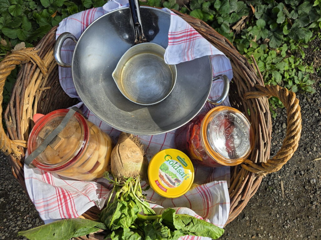 Gläser, Topf, Schöpfkelle und Einmachgläser: Vorratshaltung war früher keine Liebhaberei, sondern eine wichtige Voraussetzung, um gut durch den Winter zu kommen. Foto: Manfred Lang/pp/Agentur ProfiPress