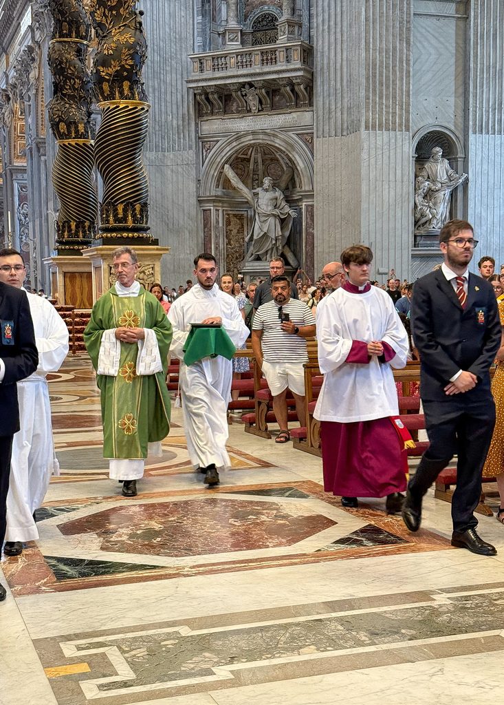 Liturgischer Dienst in der Papstbasilika: Ludwig Kröger zieht im Petersdom zur Messfeier ein, wo er regelmäßig vor mehreren hundert Gläubigen aus aller Welt steht. Foto: © KNA/Sabine Kleyboldt
