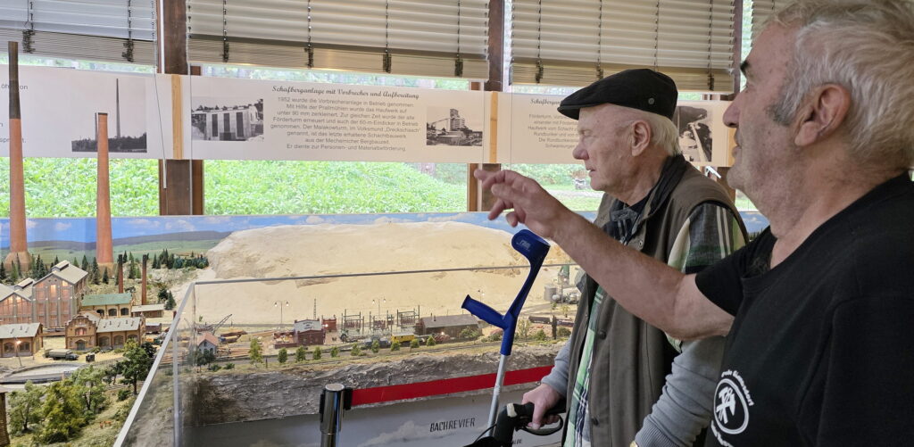 Günter Nießen (r.) erläutert Bruno Grobelny bei einem Rundgang durch das Bergbaumuseum Modelle und Darstellungen zur Geschichte des Mechernicher Bleibergbaus. Foto: Manfred Lang/pp/Agentur ProfiPress
