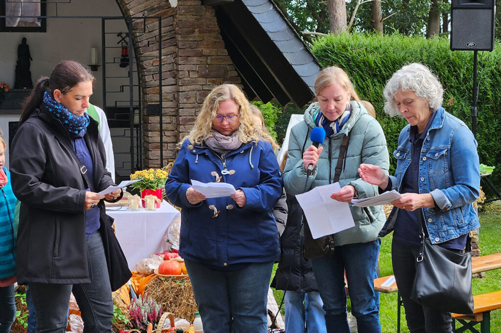 Der Familienmesskreis gestaltet die Erntedankfeier an der Barbarakapelle auch in diesem Jahr wieder mit. Das Archivbild mit Claudia Simon, Sandra Ottersbach, Silke Kratz und Agnes Peters (v.l.) vom Familienmesskreis Mechernich entstand bei einer früheren Erntedankfeier an der Barbarakapelle. Archivfoto: pp/Agentur ProfiPress