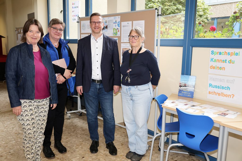 Für die Lehrer am GAT ist das Projekt zum UN-Weltfriedenstag mit der Hoffnung verbunden, künftig wieder friedensstiftende Kontakte mit den Partnerschulen in China und Russland aufzubauen. V. l.: Dr. Antje Lehmhus, Vladislava Koll, Micha Kreitz und Kerstin Krus. Foto: Steffi Tucholke/pp/Agentur ProfiPress