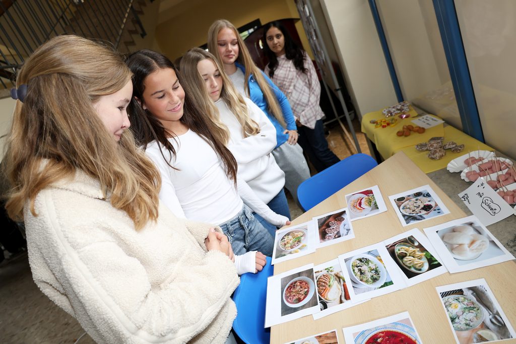 Andere Kulturen, anderes Essen. Hier durften die Schülerinnen und Schüler typisches Essen aus China und Russland zuordnen. Foto: Steffi Tucholke/pp/Agentur ProfiPress