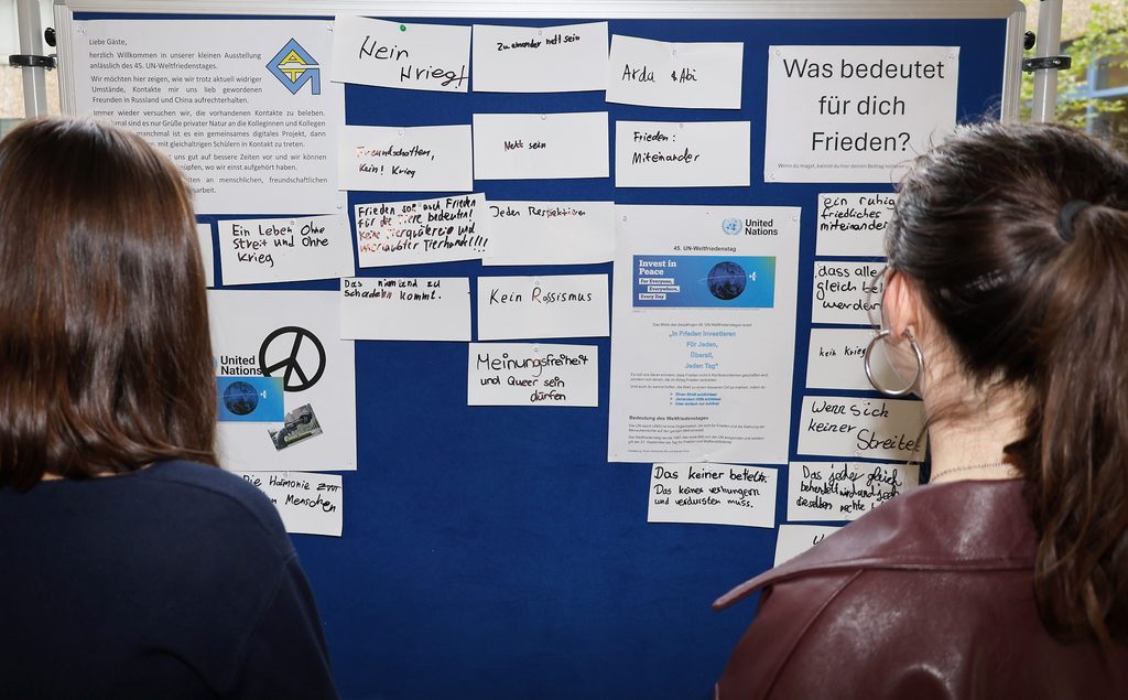 An einer Stellwand konnten die Schülerinnen und Schüler selbst formulieren, was Frieden für sie bedeutet. Foto: Steffi Tucholke/pp/Agentur ProfiPress