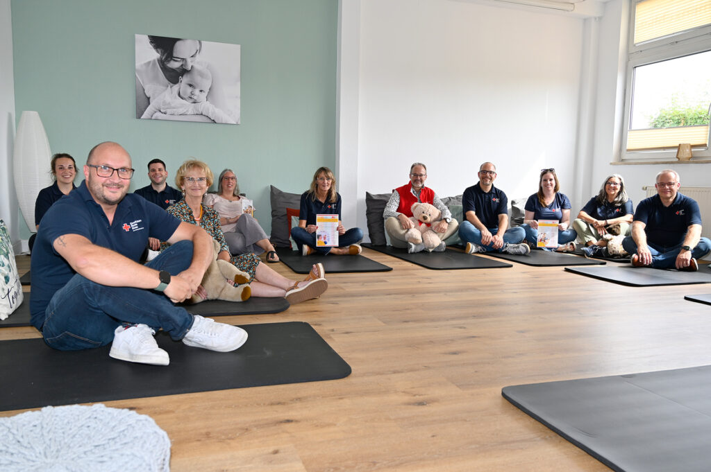Gut gelaunt im nagelneuen „Henrys Eltern-Kind-Kompetenzzentrum“ des Roten Kreuzes in Weilerswist: (v. l.) Jennifer Juli, Patrick Dost, Daniel Larres, Miriam Nachtkamp, Christina Sommersberg, Heike Iven, Rolf Klöcker, Ralf Krutwig, Maren Dederichs, Manuela Rusterberg und Thomas Heinen. Foto: Henri Grüger/pp/Agentur ProfiPress