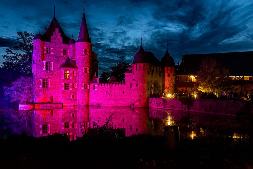 An zwei Samstagen, 24. und 31. Oktober, verwandelt sich die mittelalterliche Wasserburg Satzvey wieder in ein schauriges Gruselkabinett. Foto: Der Fotoschmied/pp/Agentur ProfiPress