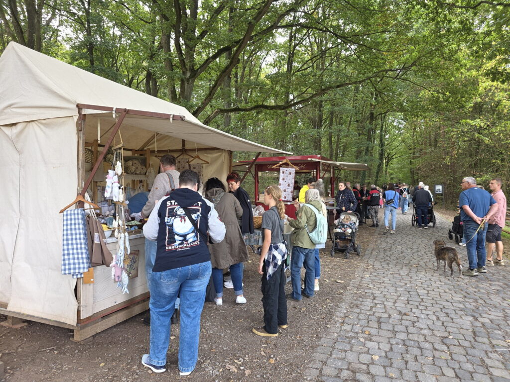 Handgemachtes statt Massenware: Auf dem Markt boten Aussteller vielerlei kunsthandwerkliche und selbst gefertigte Waren an. Auch für Essen und Trinken war reichlich gesorgt. Foto: Manfred Lang/pp/Agentur ProfiPress