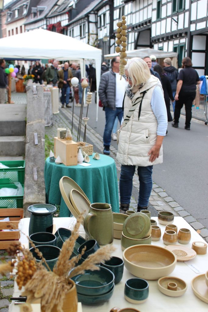 Schauen und nachfragen: Im Mittelpunkt des Handwerkermarktes stehen zahlreiche Kunsthandwerker, die ihre handgefertigten Arbeiten präsentieren und persönlich Einblick in traditionelle Techniken geben. Foto: Kerstin Rottland/pp/Agentur ProfiPress