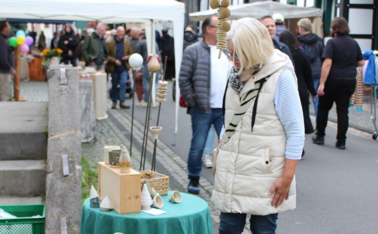 Schauen und nachfragen: Im Mittelpunkt des Handwerkermarktes stehen zahlreiche Kunsthandwerker, die ihre handgefertigten Arbeiten präsentieren und persönlich Einblick in traditionelle Techniken geben. Foto: Kerstin Rottland/pp/Agentur ProfiPress