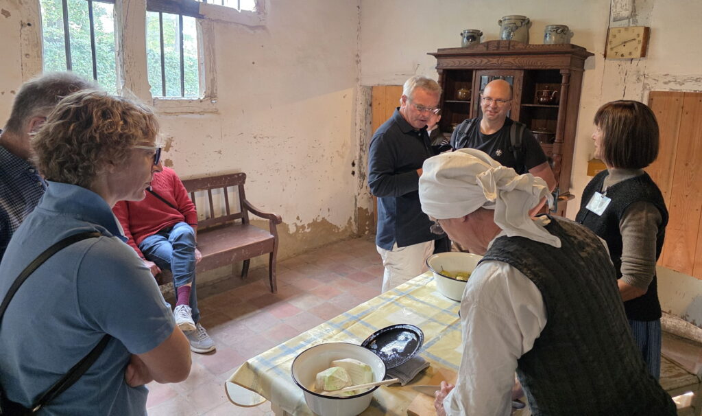 Wie man früher für den Winter vorsorgte, zeigten die Hauswirtschafterinnen Brigitte Richartz und Ursula Opielka in einer historischen Küche am Niederrhein: Obst wurde verarbeitet, Zuckerrübensirup eingekocht und haltbar gemacht. Foto: Manfred Lang/pp/Agentur ProfiPress