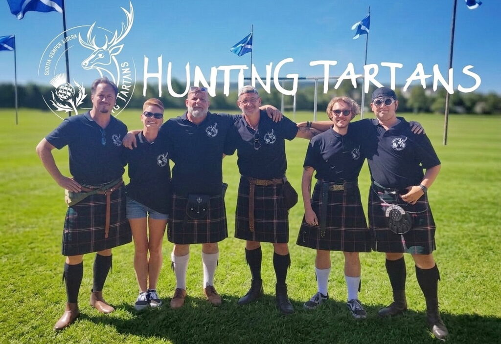 Kilt ist Dienstkleidung: Die „Hunting Tartans“ haben sich in diesem Sommer in Mechernich-Hostel zusammengefunden. Sport, Gemeinschaft und die Begeisterung für schottische Traditionen gehören für die Gruppe zusammen. Foto: privat/pp/Agentur ProfiPress