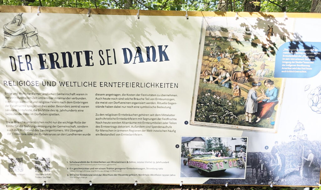 „Der Ernte sei Dank“: Eine Informationstafel erinnerte an die religiöse und weltliche Bedeutung von Ernte und Erntedank in der bäuerlichen Gesellschaft. Foto: Manfred Lang/pp/Agentur ProfiPress
