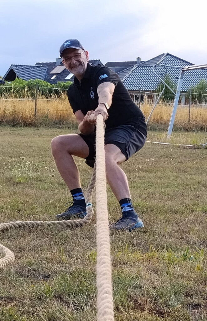 Einer der Drahtzieher der schottischen Highland Games in der Eifel beim Tauziehen: Ingo Hochgürtel aus Hostel und seine Frau Diana sind seit jeher in Schottland verliebt. Foto: privat/pp/Agentur ProfiPress