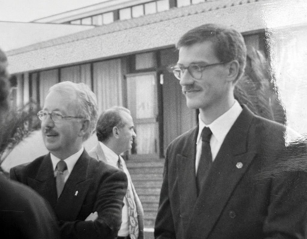 Erinnerung an die Mechernicher Jahre: Der junge Ludwig Kröger kam Anfang der 90er Jahre als Kaplan nach St. Johannes Baptist und blieb vielen Gläubigen persönlich verbunden. Foto/Repro: Rosalba La Rosa/Archiv Kröger/pp/Agentur ProfiPress