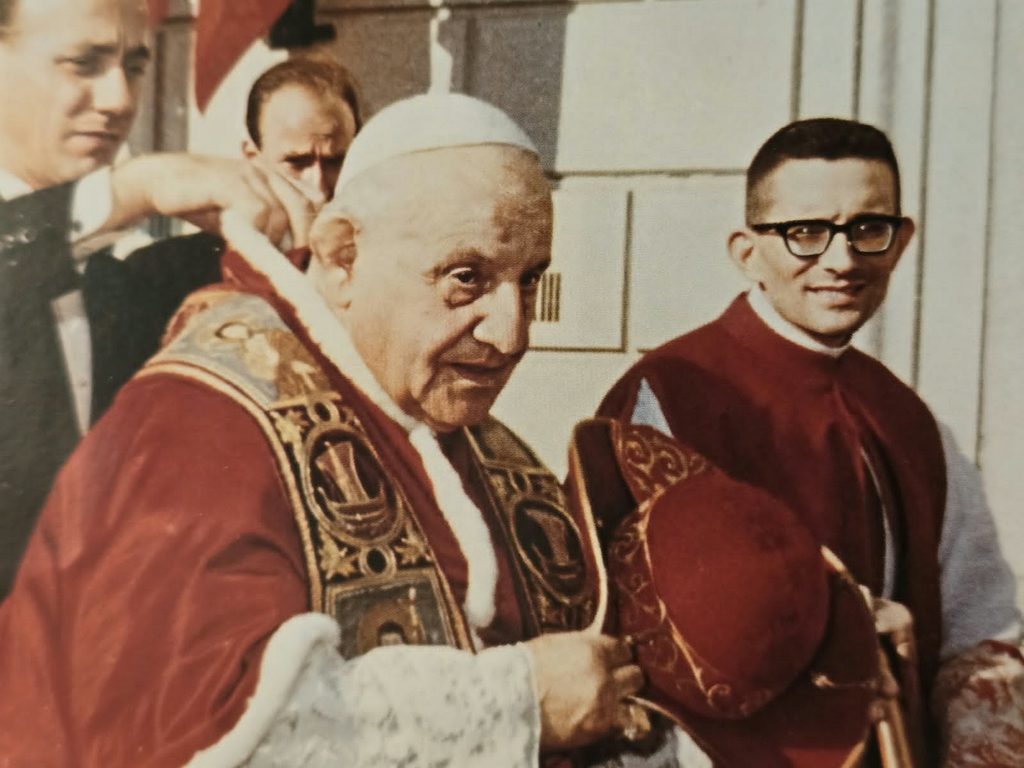 Historische Verbindung: Loris Francesco Capovilla, der frühere Sekretär Papst Johannes XXIII., schenkte Ludwig Kröger 1992 jenes kostbare Statutenbuch, das ihm Jahrzehnte später ohne es zu ahnen den Weg zum Petersdom ebnete. Repro: Archiv Kröger/pp/Agentur ProfiPress