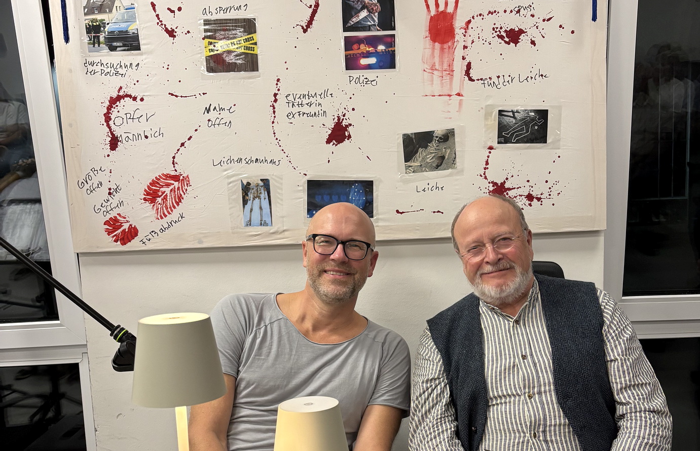 Kiehl und Lang Zwei Autoren, zwei unterschiedliche Spielarten des Verbrechens: Thomas Kiehl (l.) und Manfred „Manni“ Lang bestritten den ausverkauften „Nordeifel-Mordeifel“-Abend im Mechernicher Qualifizierungs- und Bildungszentrum (QuBi) der Nordeifelwerkstätten (NE.W). Kiehl griff auf seine Kurzkrimis zurück, Lang ließ zunächst in „Pocahontas und die Diamanten“ einen Geier ermitteln und führte anschließend mit seinem Thriller „Schattenwölfe“ in den Mechernicher Bleiberg. Foto: Gabi Schumacher/Kerstin Lehner/Stadt Mechernich/pp/Agentur ProfiPress