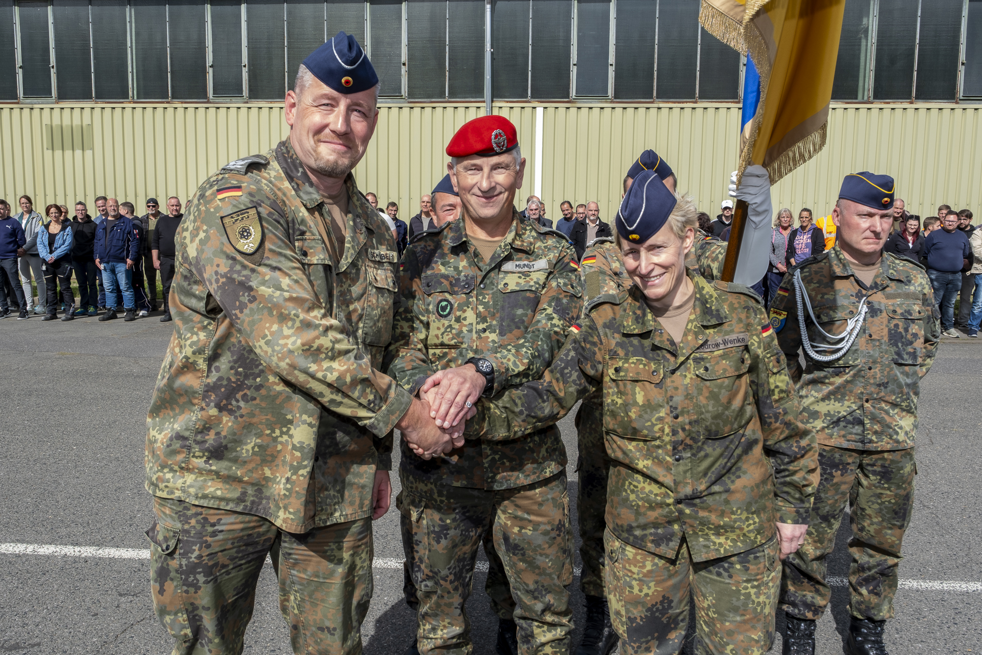 Der scheidende Leiter des Bundeswehrdepots West, Oberstleutnant Jochen Schnabel (l.), seine Nachfolgerin Oberstleutnant Bianca Zodrow-Wenke und Oberst André Mundt besiegelten die Übergabe mit Handschlag. Foto: Ronald Larmann/pp/Agentur ProfiPress