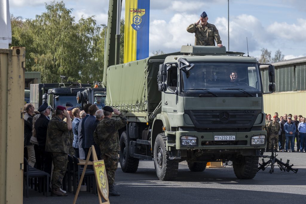 Stehend im Führerhaus eines Lkw verabschiedete sich Oberstleutnant Jochen Schnabel im Konvoi aus Bundeswehr- und Feuerwehrfahrzeugen sowie Gabelstaplern und angeführt von einer Aufklärungsdrohne. Foto: Ronald Larmann/pp/Agentur ProfiPress