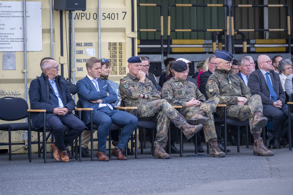 Auch Landrat Markus Ramers (2.v.l.) und sein Stellvertreter Ralf Claßen (l.) verfolgte mit zahlreichen hochrangigen Gästen aus Bundeswehr, Politik und Stadtgesellschaft die feierliche Kommandoübergabe. Foto: Ronald Larmann/pp/Agentur ProfiPress