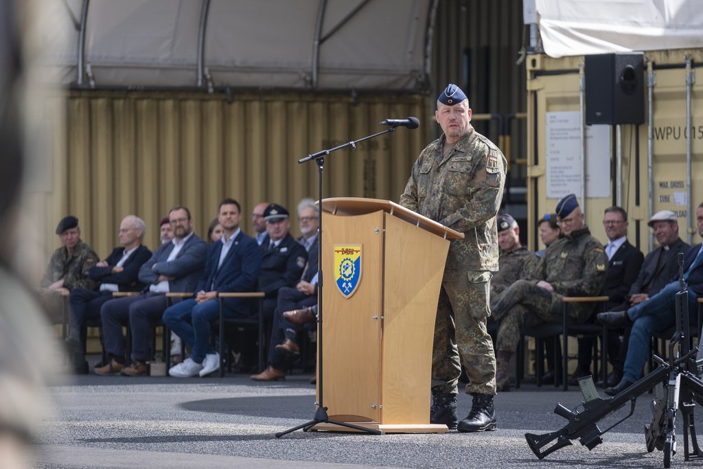 Mit „zwei weinenden Augen“ verabschiedet sich Oberstleutnant Jochen Schnabel. Im Hintergrund Bürgermeister Michael Fingel (v.r.), der Erste Beigeordnete Thomas Hambach und Bürgermeister a.D. Dr. Hans-Peter Schick. Foto: Larmann/pp/Agentur ProfiPress