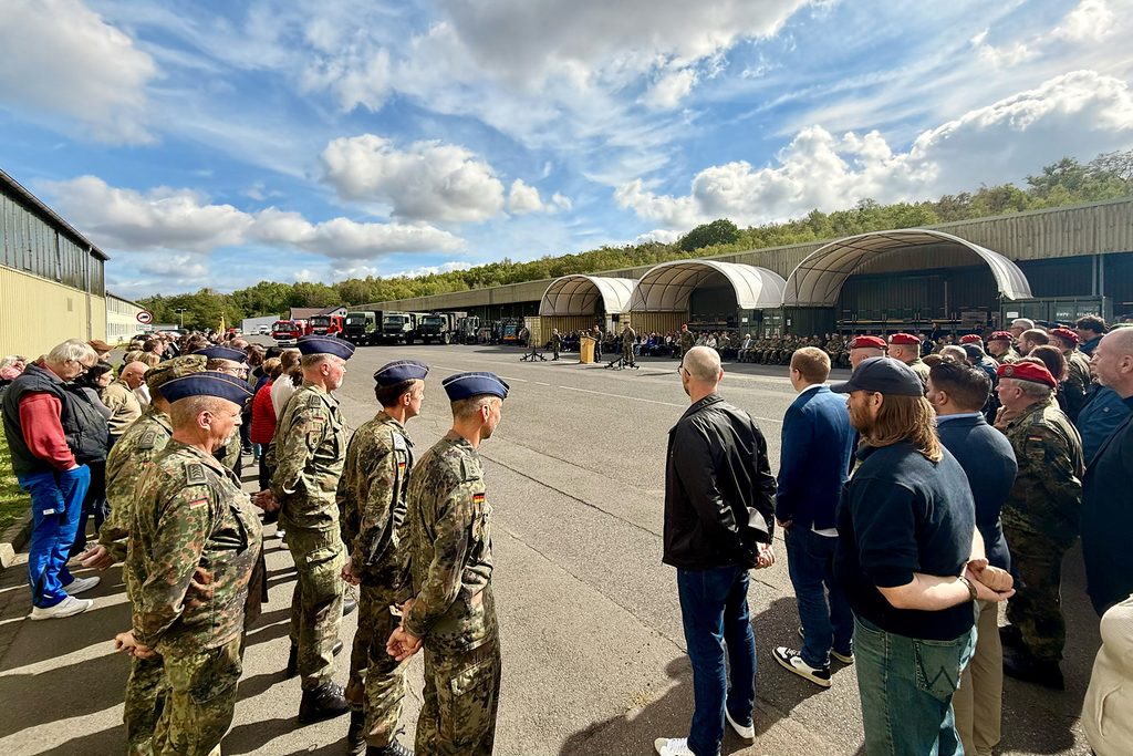 Großer Bahnhof auf dem Depotgelände: Militärische und zivile Beschäftigte sowie zahlreiche Gäste bildeten den würdevollen Rahmen für die Kommandoübergabe. Foto: Ronald Larmann/pp/Agentur ProfiPress