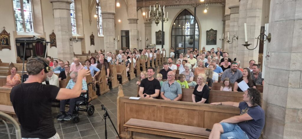 Gleicher Ort, fertiges Lied: Wer wissen will, wie sich das Ergebnis anhört, ist am Freitag, 9. Oktober, um 18 Uhr in die Pfarrkirche St. Severinus eingeladen, wo vor drei Monaten gemeinsam der Refrain eingesungen wurde. Foto: Kerstin Rottland/pp/Agentur ProfiPress