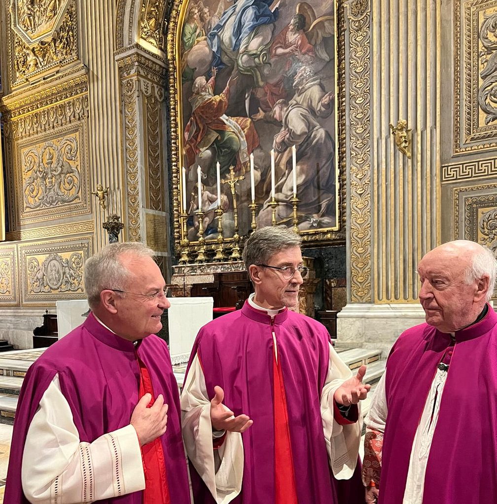 Im Kreis von Mitbrüdern im Petersdom: Als Kanoniker an Sankt Peter gehört Ludwig Kröger zu einer internationalen 24-köpfigen Priestergemeinschaft im Dienst an Liturgie, Seelsorge, Caritas, Kunst und Kultur. Foto: Archiv Kröger/pp/Agentur ProfiPress 