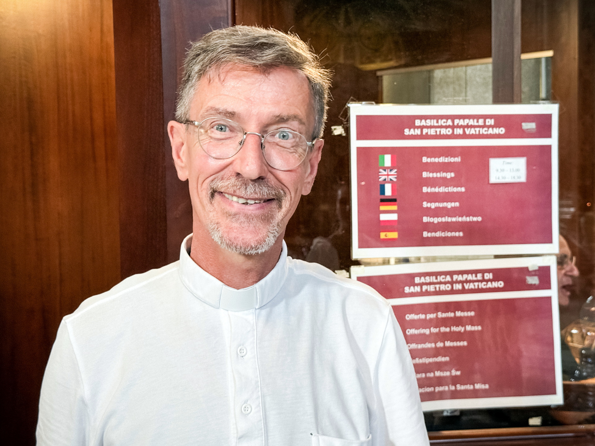 „Don Lodovico“ am von ihm so genannten „Segensbüdchen“: Msgr. Ludwig Kröger, früher Kaplan an St. Johannes Baptist in Mechernich, segnet dort Devotionalien – und vor allem Menschen aus aller Welt, die Zuspruch suchen. Foto: © KNA/Sabine Kleyboldt/pp/Agentur ProfiPress