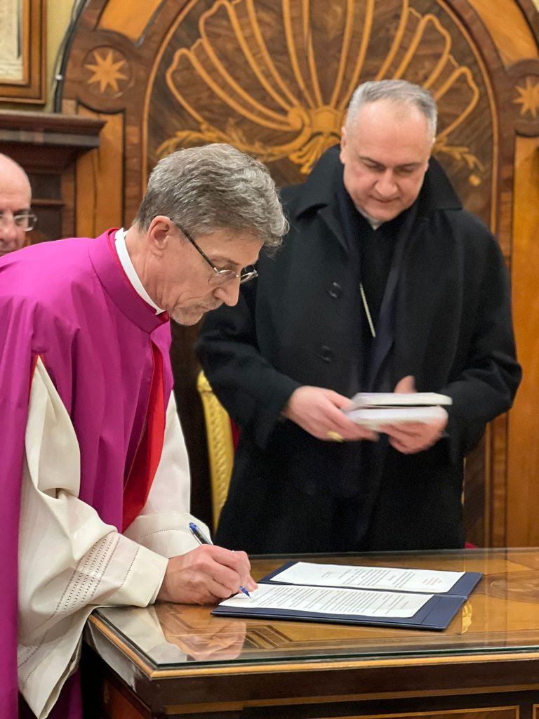 Ludwig Kröger unterzeichnet im Beisein von Kardinal Mauro Gambetti sein zunächst auf fünf Jahre befristetes Mandat als Kanoniker der Papstbasilika Sankt Peter. Foto: Archiv Kröger/pp/Agentur ProfiPress 