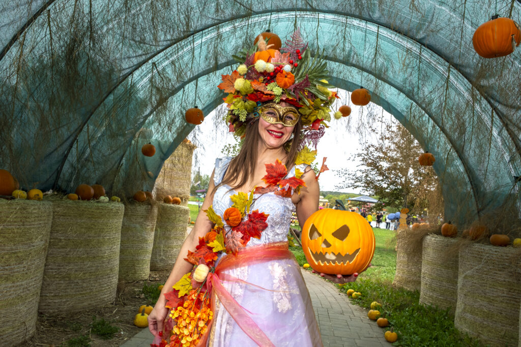 Die Kürbis-Fee war Teil der großen Kürbisschau „Dschungel“ auf dem Krewelshof in der Eifel. Die fantasievollen Figuren aus Tausenden Kürbissen sind noch bis Mitte November zu sehen. Foto: Ronald Larmann/pp/Agentur ProfiPress