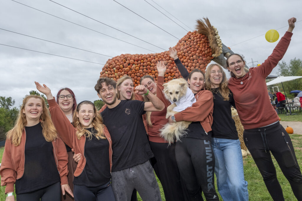 Mit eigenen Shirts, bestickten Jacken und viel guter Laune reisten die „Paddle Pumpkins“ aus Bonn an. Fünf Mitglieder der neunköpfigen Truppe gingen selbst an den Start. Foto: Ronald Larmann/pp/Agentur ProfiPress