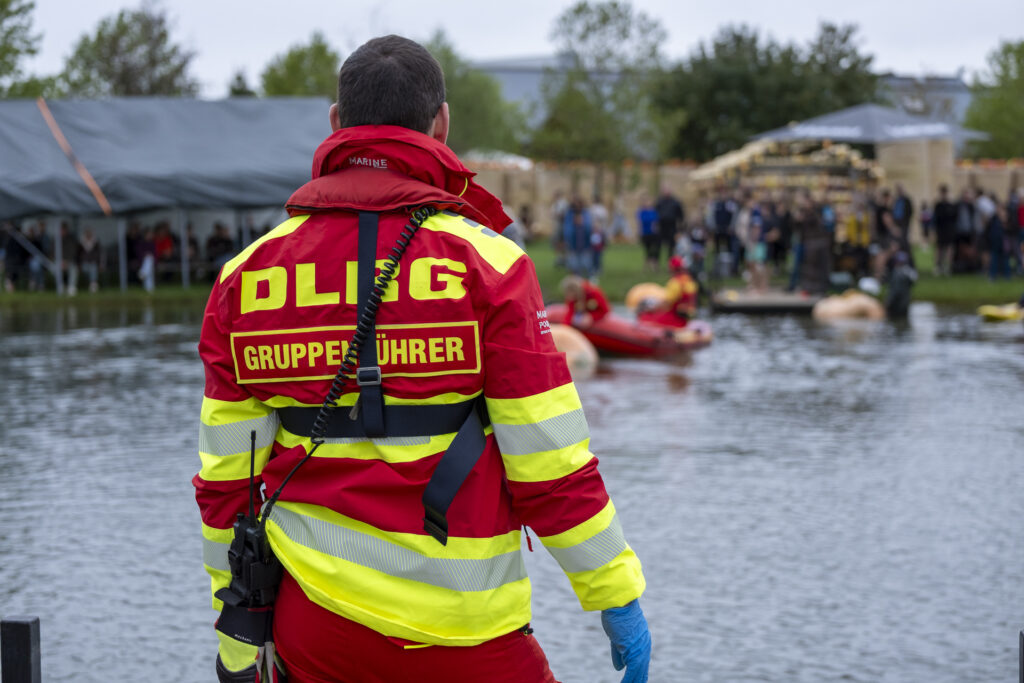 Aufmerksamer Blick aufs spaßige Geschehen: Die DLRG begleitete die Regatta, bei der auch einige Kürbiskanuten unfreiwillig im Wasser landeten. Foto: Ronald Larmann/pp/Agentur ProfiPress